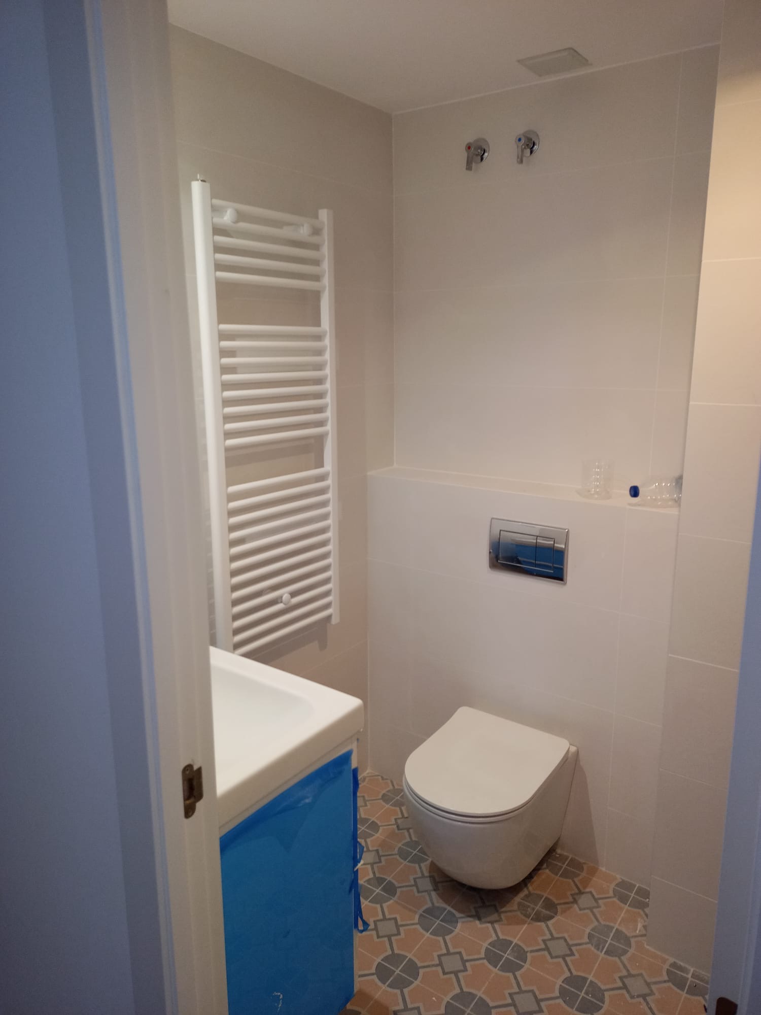 Baño con pavimento hidráulico
